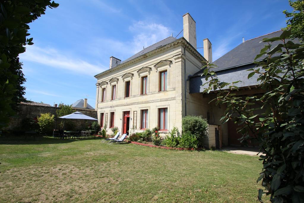Domaine Des Roses Bed and Breakfast Vaudelnay Exteriör bild