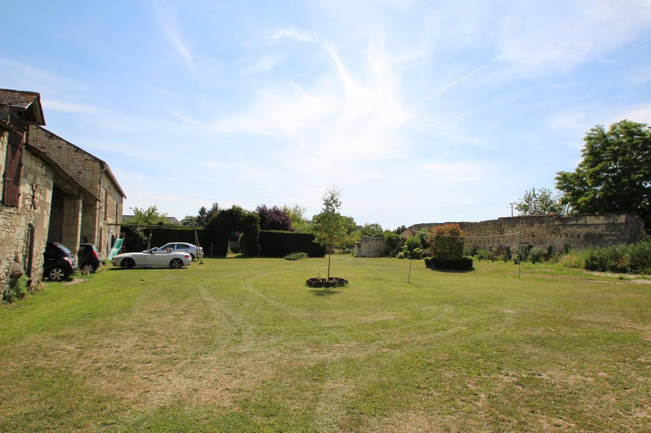 Domaine Des Roses Bed and Breakfast Vaudelnay Exteriör bild
